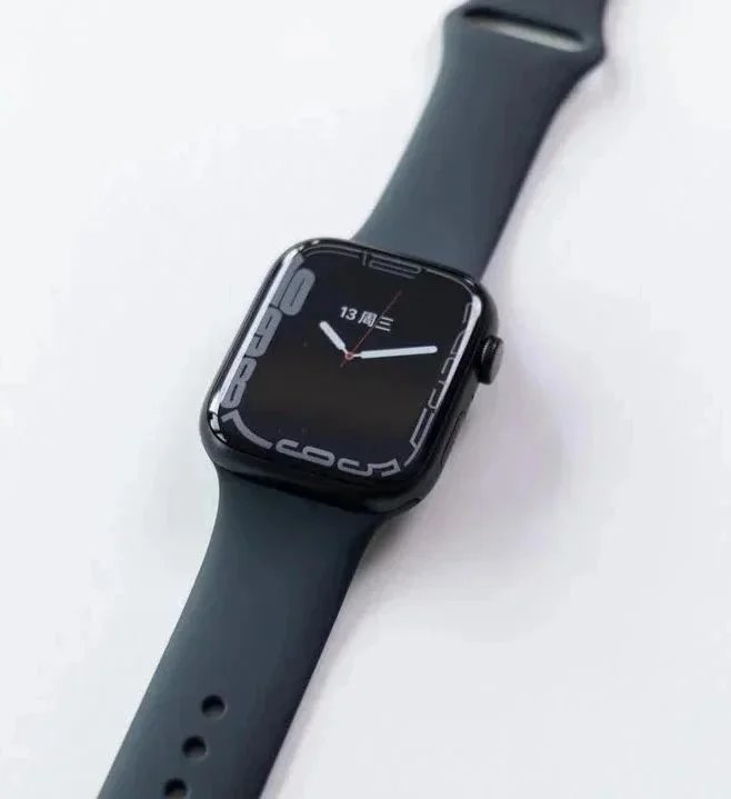 Reloj inteligente con pantalla rectangular curva y opciones de caja y correa