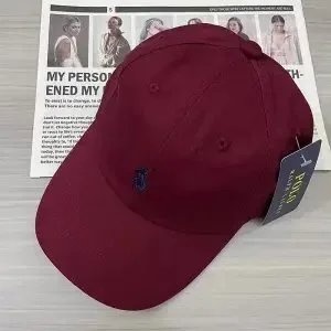 Basecaps mit Gebogenem Schirm & Bestickung und Flatbrim-Caps