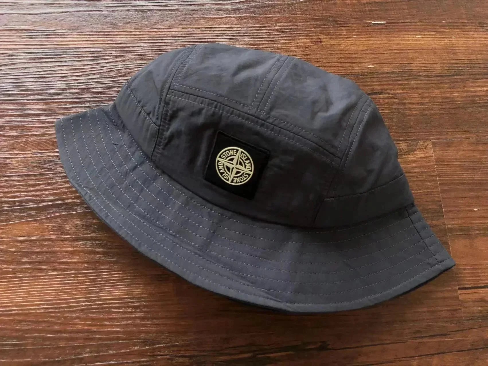 Stone Island Fischerhüte und Rippstrick-Mützen