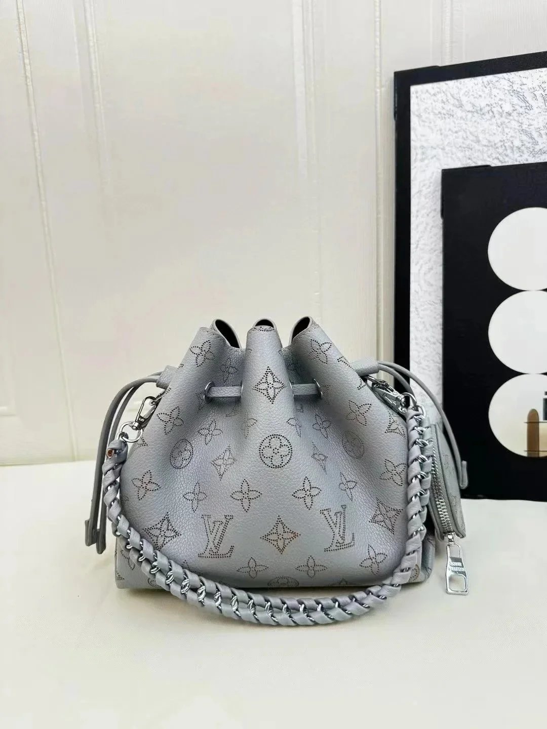 تشكيلة حقائب يد Louis Vuitton بموديلات كتف ودلو وتوت