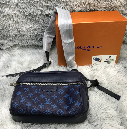 حقائب كروس وحقائب خصر وحقائب كتف بنقشات Louis Vuitton