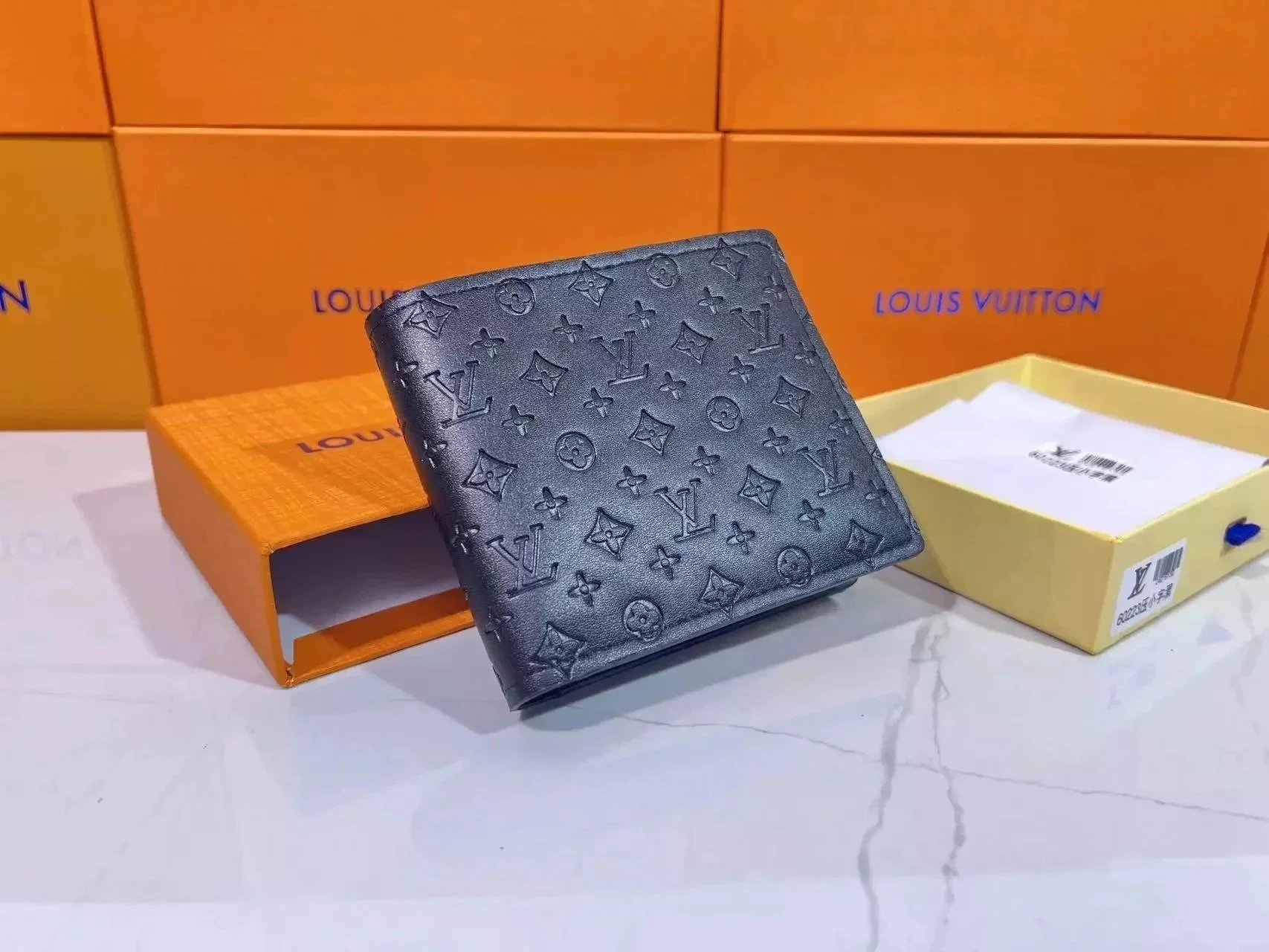 Portafoglio Pieghevole Louis Vuitton con Finitura Stampata o Goffrata