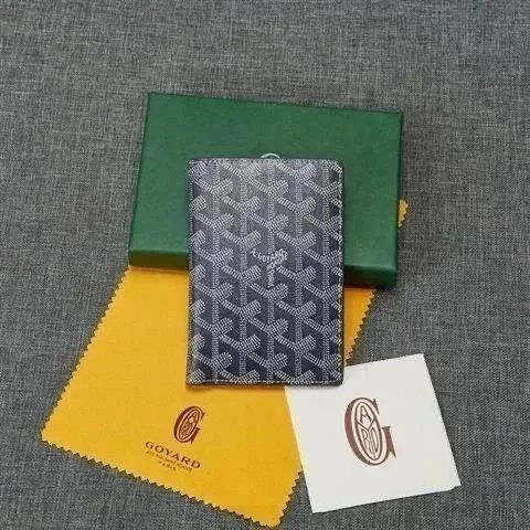 تشكيلة حقائب يد وحقائب كتف ومحافظ بنمط شفرون من Goyard