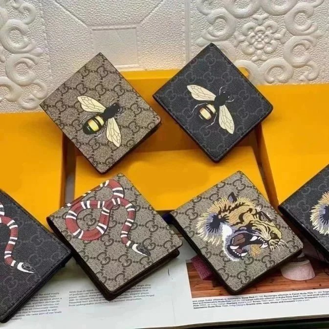 Selezione di portafogli e borse a tracolla con monogramma e stampe grafiche