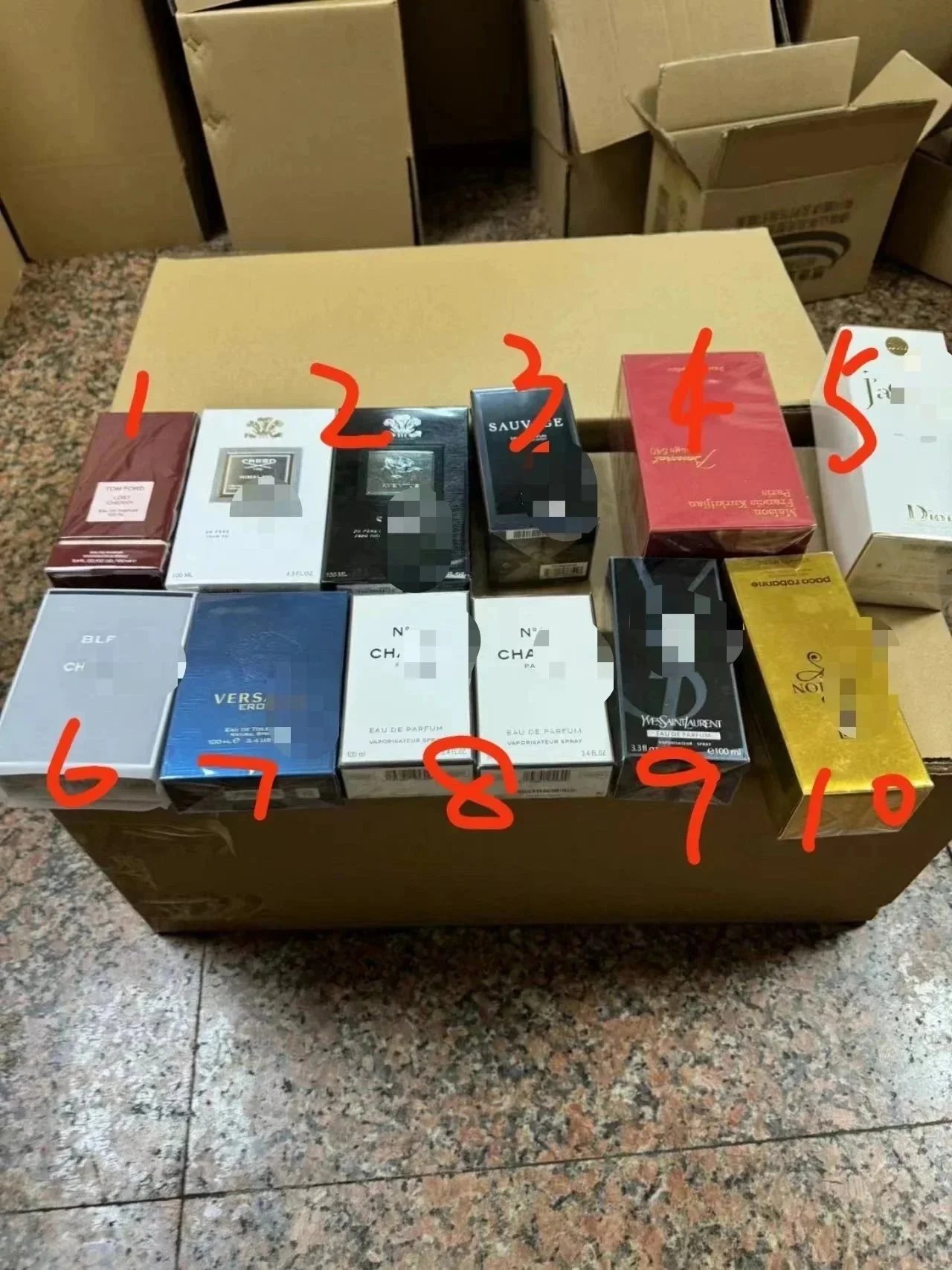 Selezione di profumi con flaconi blu sfumati, trasparenti e quadrati