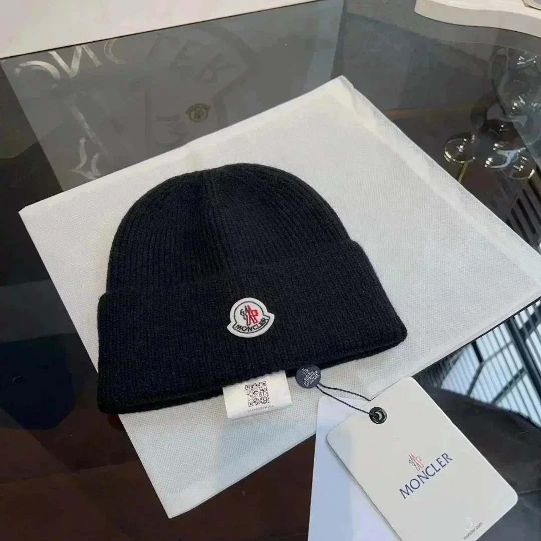 Moncler Rippstrick-Mütze mit Umschlag und Pompon-Varianten