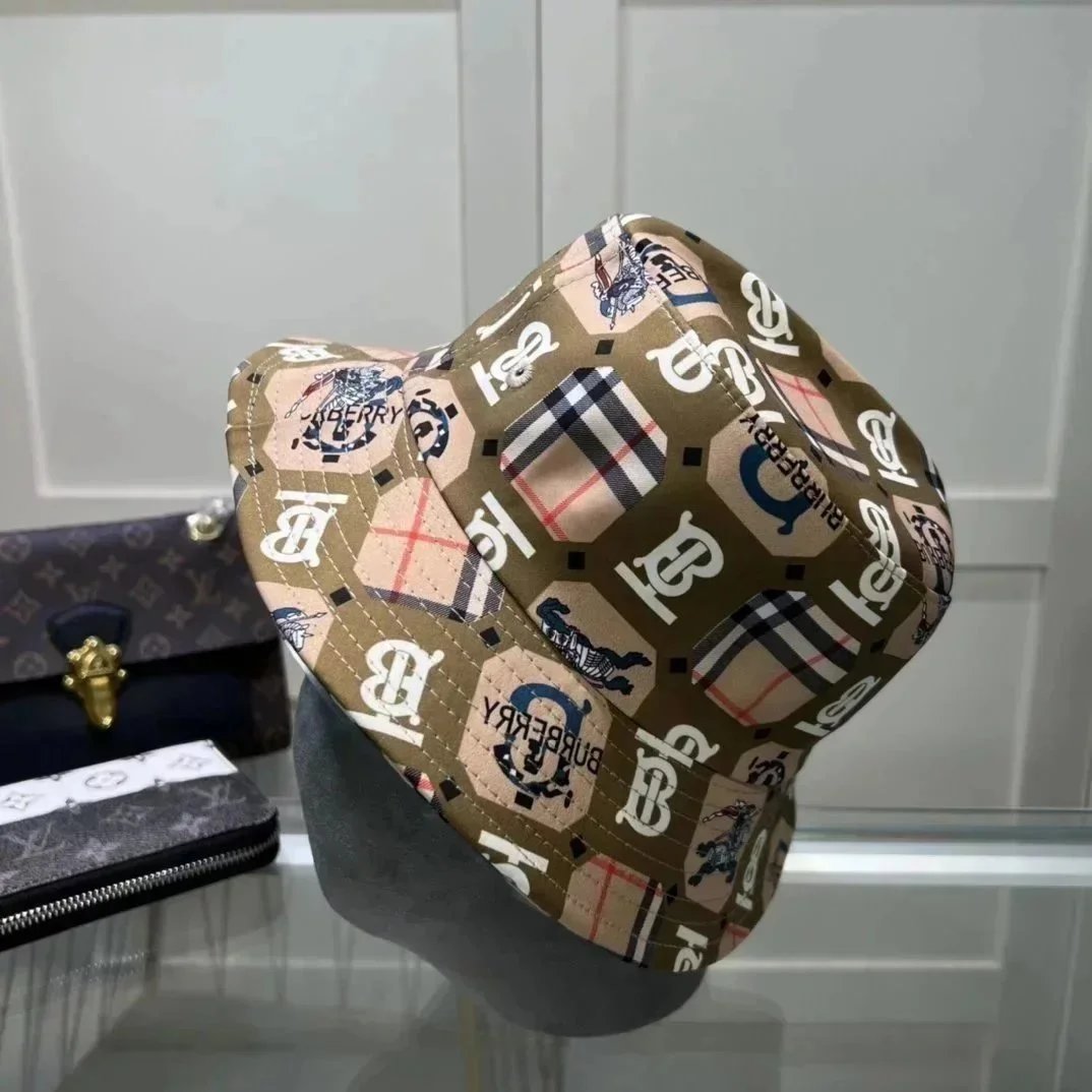 Chapéus bucket e bonés de beisebol Burberry xadrez e monograma