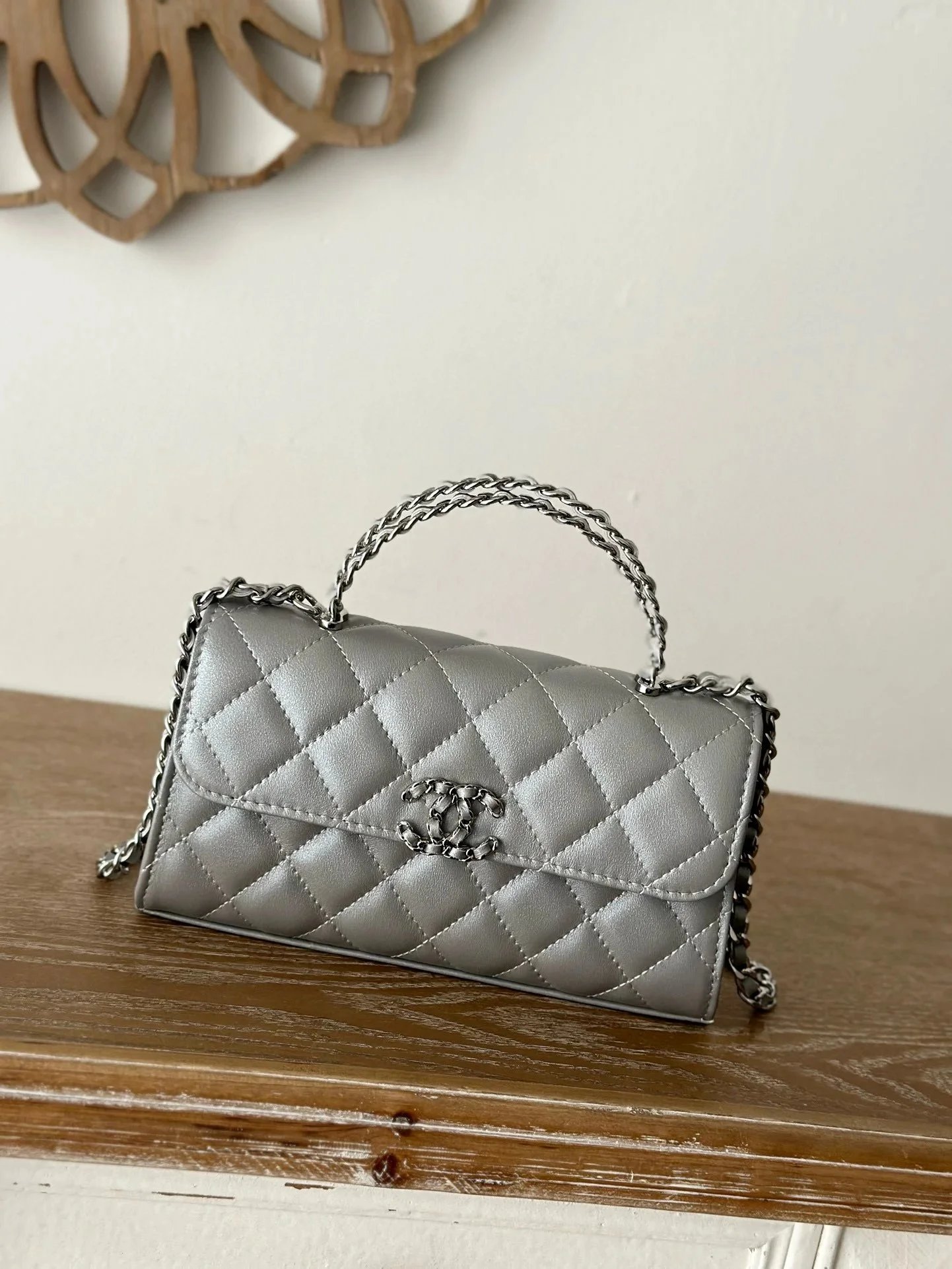 Kabelky Chanel s prošívanou klopou, crossbody a tote tašky