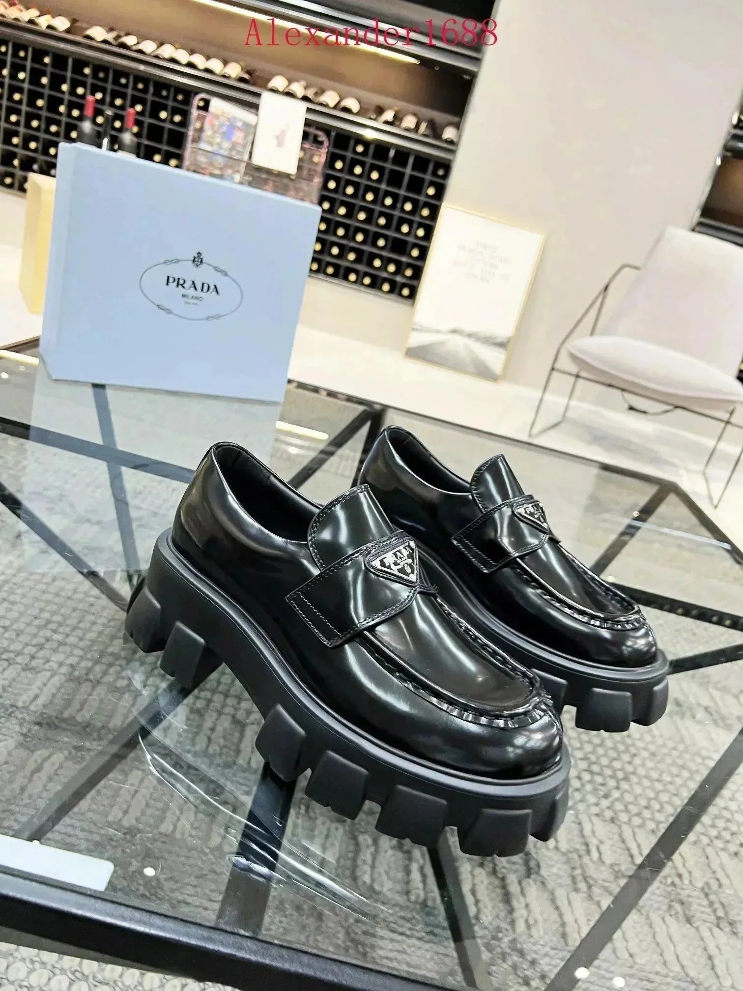 Prada Schuhe mit dicker Profilsohle und glänzendem Finish
