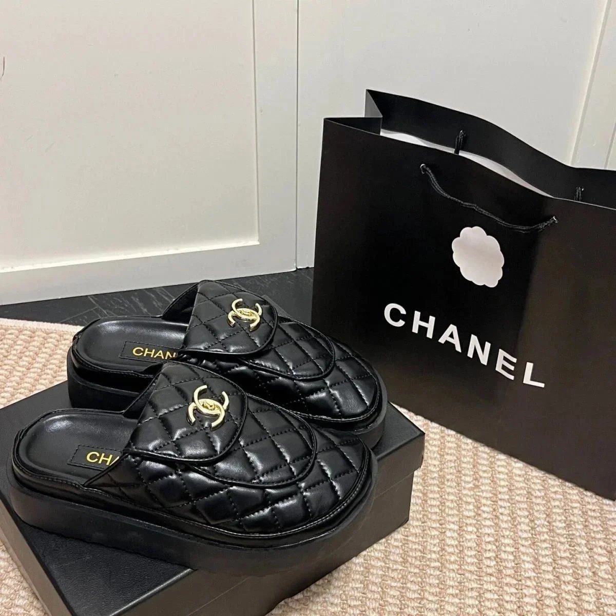 Zuecos destalonados Chanel de plataforma acolchados