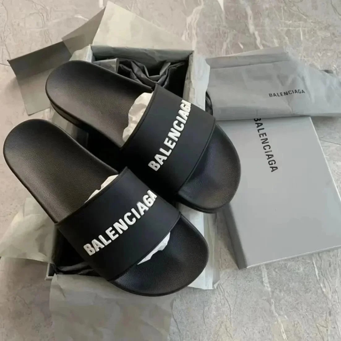Chanclas de pala con logos gráficos y plantilla anatómica