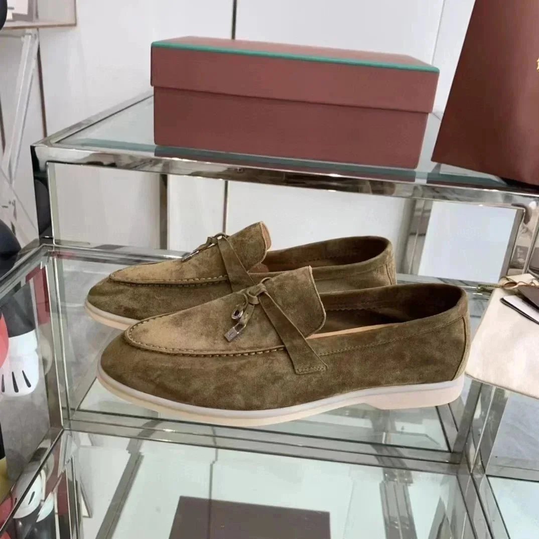 Mocasines sin Cierre de Acabado Cepillado con Pespunte y Dijes