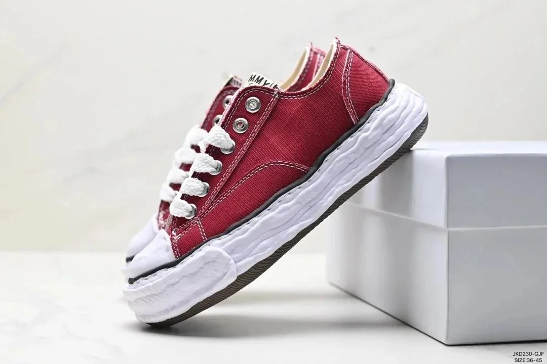 Maison Mihara Yasuhiro Low-Top-Sneaker mit skulpturaler Sohle