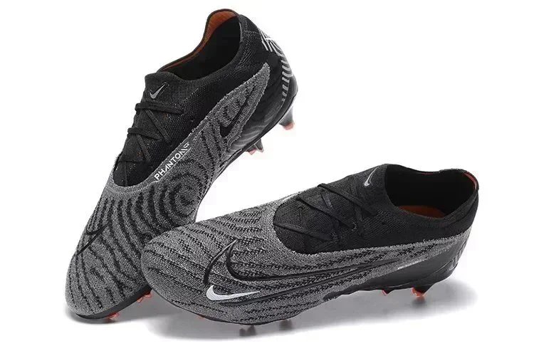 Scarpe da calcio con tacchetti sagomati e chiusura stringata