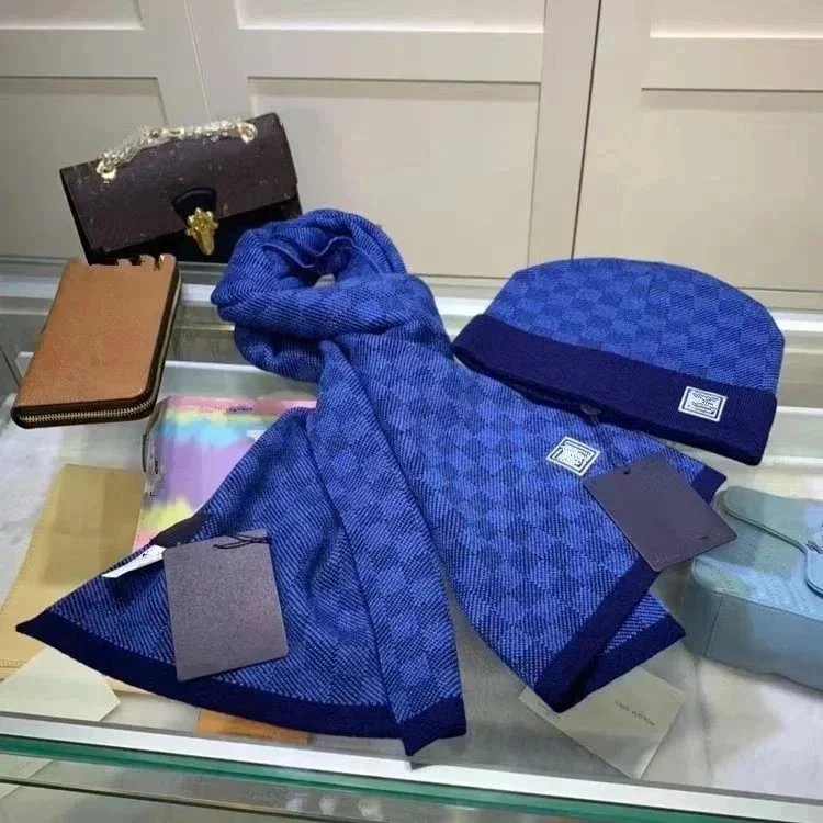 Collezione di sciarpe e berretti in maglia a motivi