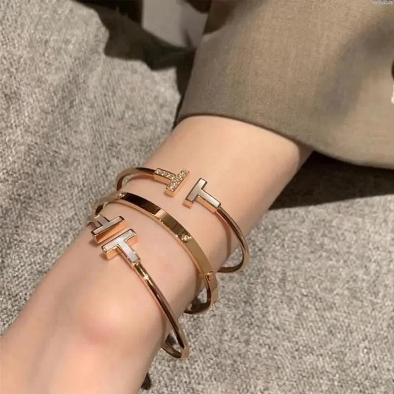 Offener Armreif mit T-Motiv-Enden und Ziersteinen