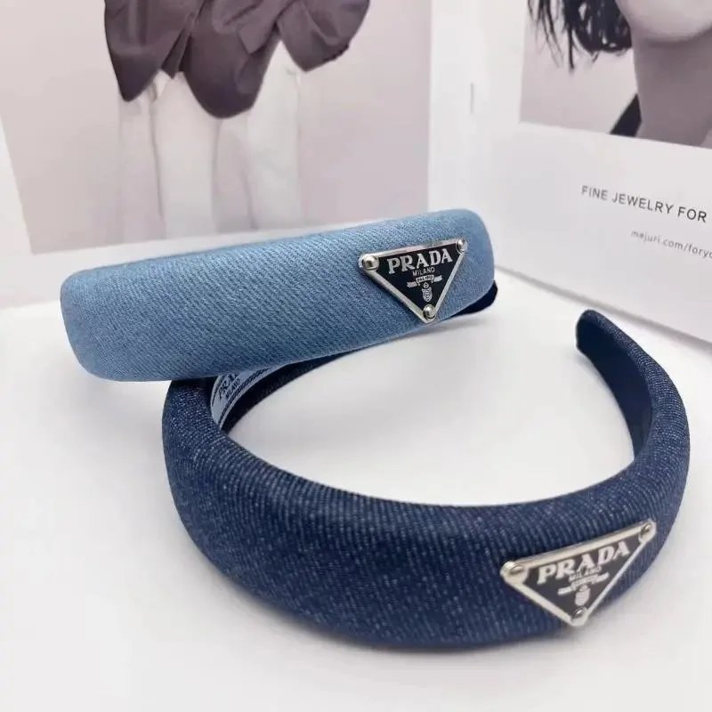 Prada Gepolsterter Haarreif in Denim-Optik mit Dreiecksplakette