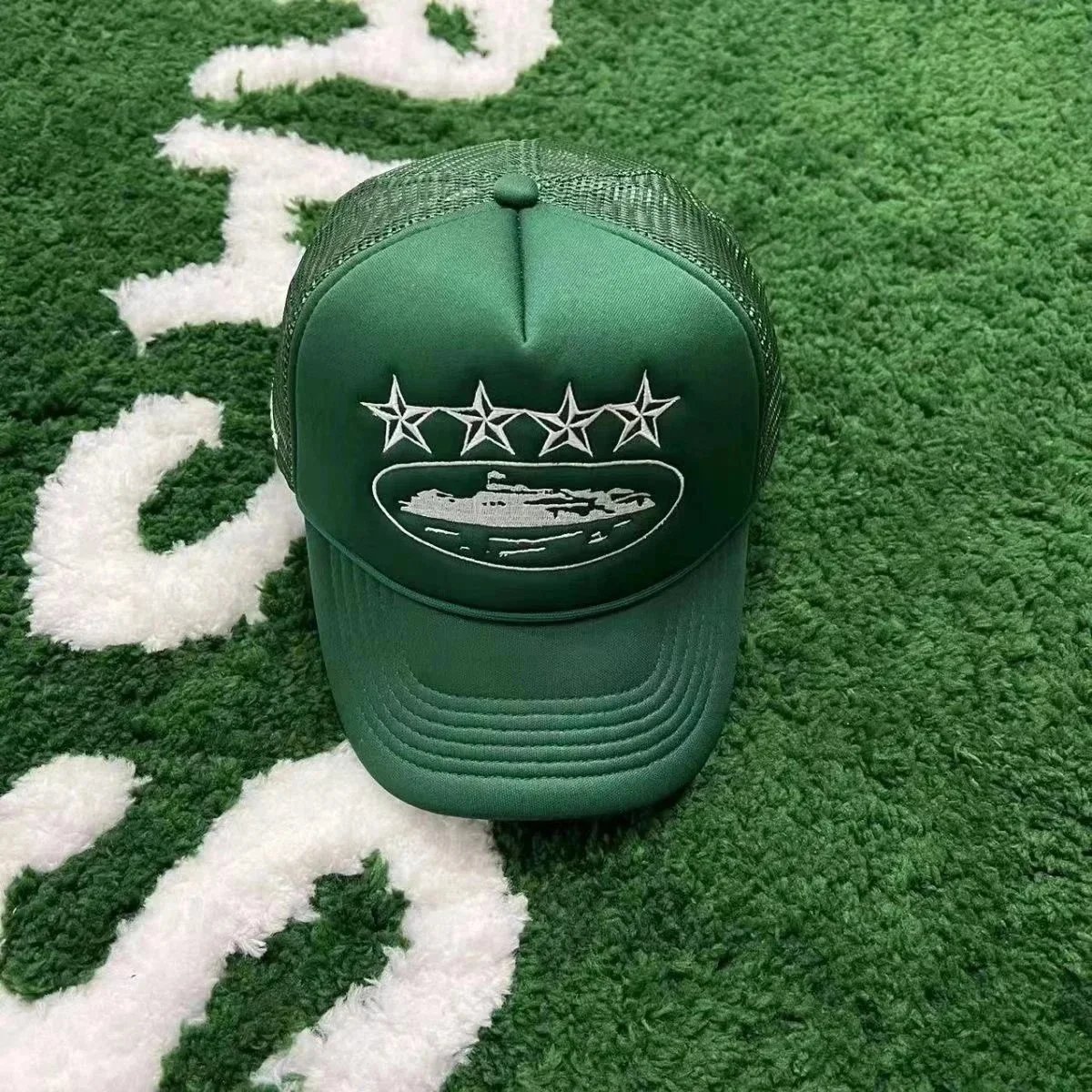 Trucker-Caps mit Mesh und Fischerhut mit Grafikmotiv