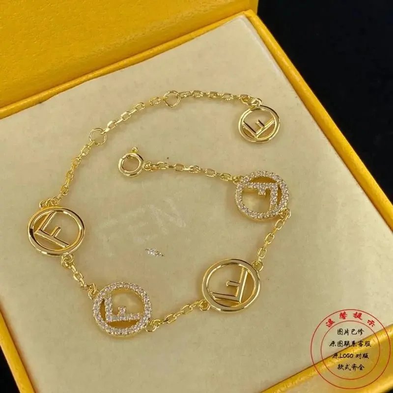 Gliederkettchen in Gold-Optik mit runden F-Medaillons und Schmucksteinen