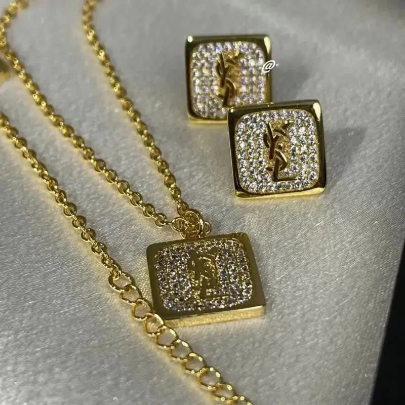 Halskette mit quadratischem Anhänger oder Ohrstecker mit YSL-Monogramm im Goldton