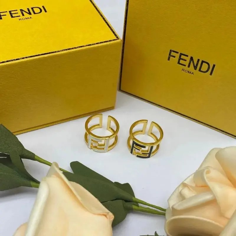 Anello aperto con motivo traforato FF e intarsio colorato