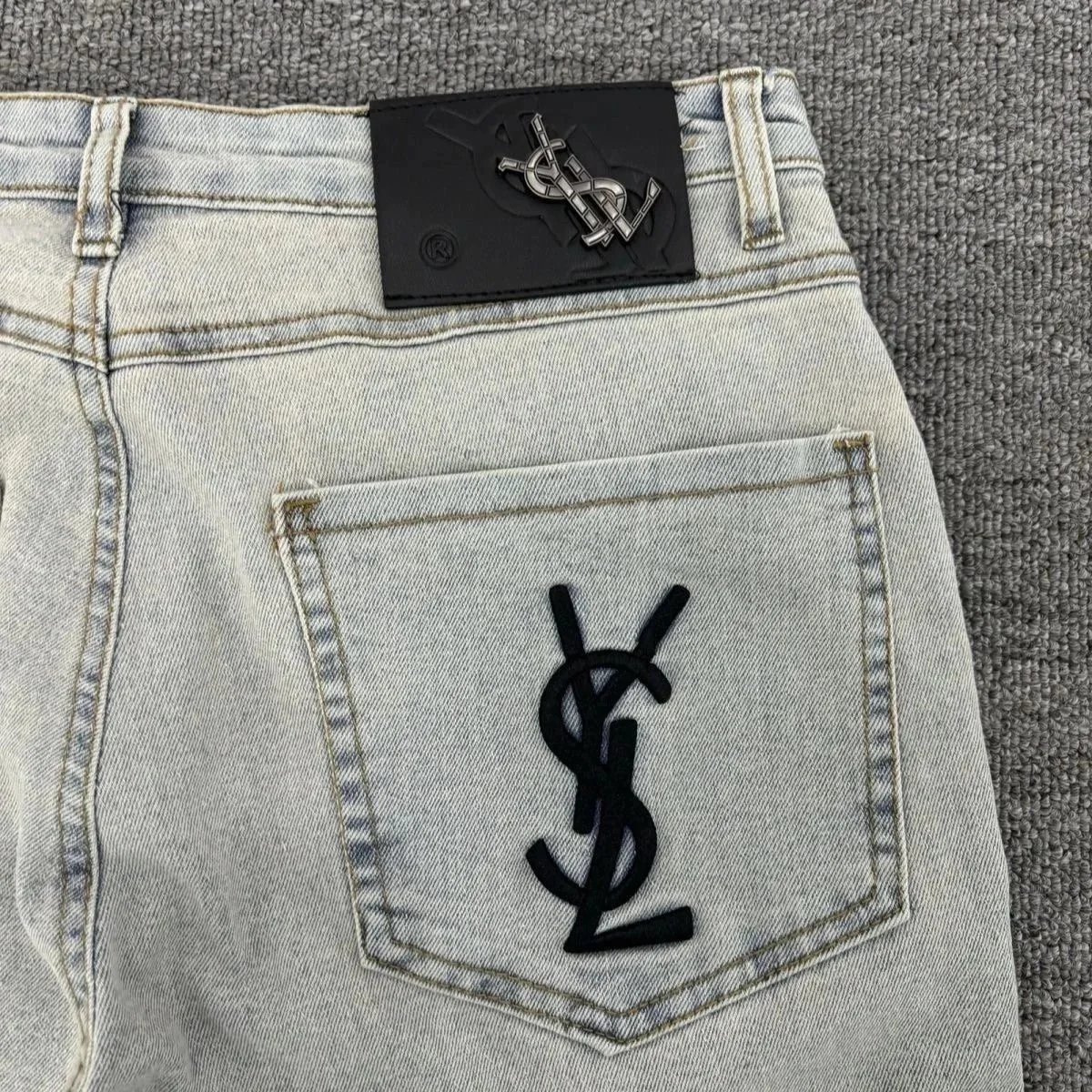 Jean Denim Délavé Clair YSL avec Monogramme Brodé