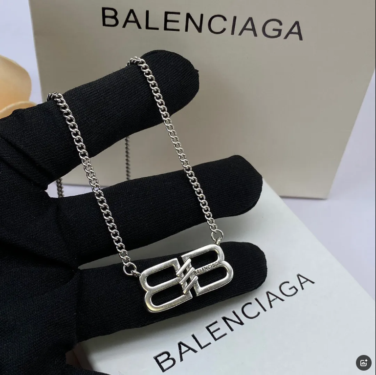 Řetízkový náhrdelník Balenciaga ve stříbrném tónu s propleteným přívěskem BB