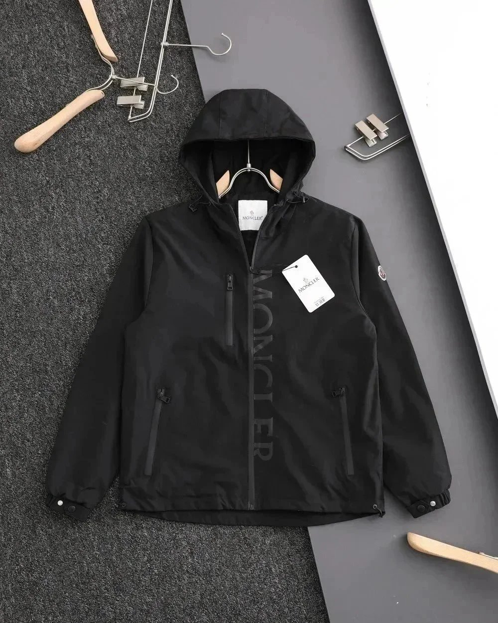 Moncler 连帽拉链夹克 字母印花与纯色多款外衣