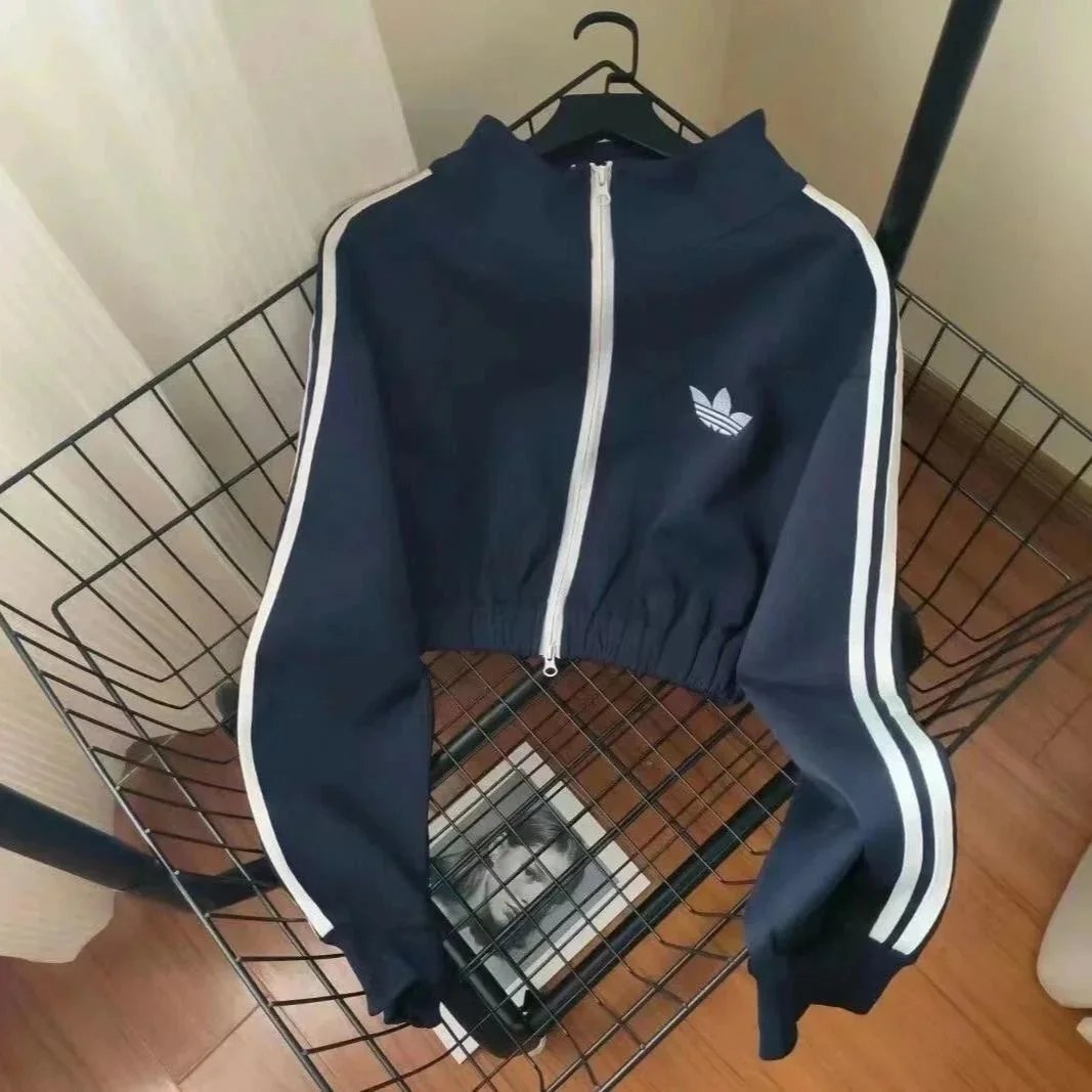 Krátká námořnicky modrá bunda Adidas na zip s bílými pruhy rukávů