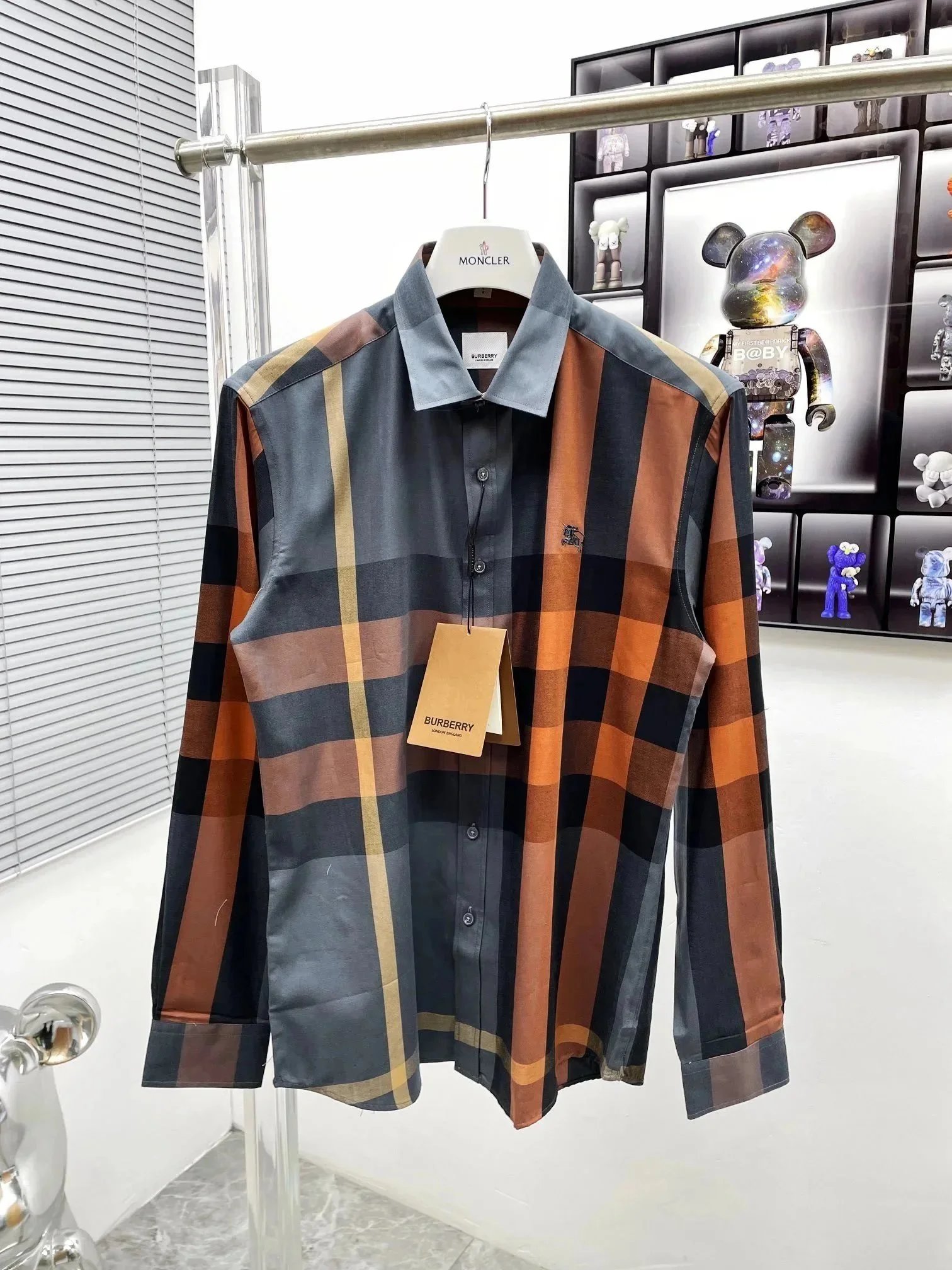 قميص Burberry بأكمام طويلة ونقشة مربعات وياقة كلاسيكية