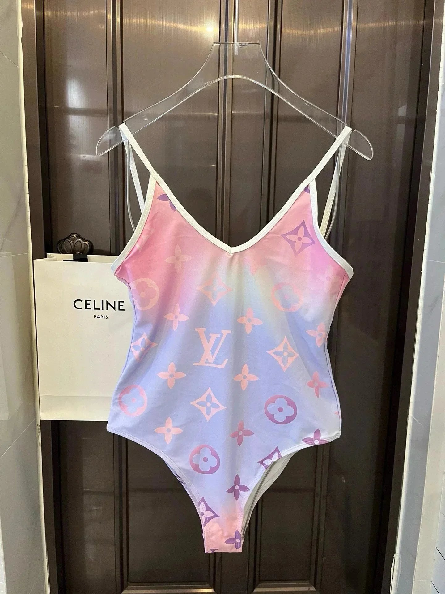 Moda de baño Louis Vuitton con monogramas, estampados y aberturas
