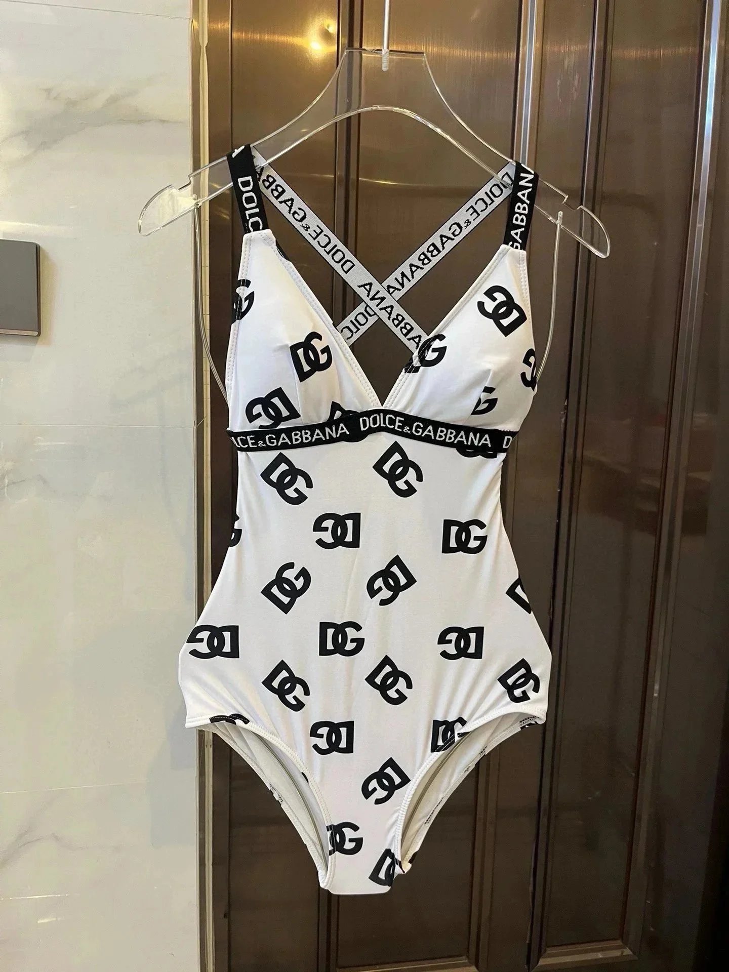 Dolce & Gabbana Bademode mit Monogrammen, Blumen und Kachelmotiven