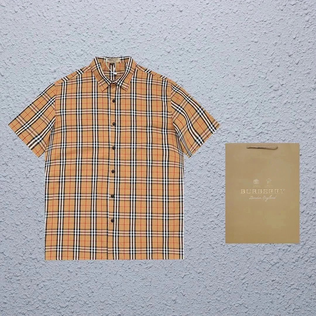 قميص Burberry بأكمام قصيرة وأزرار أمامية