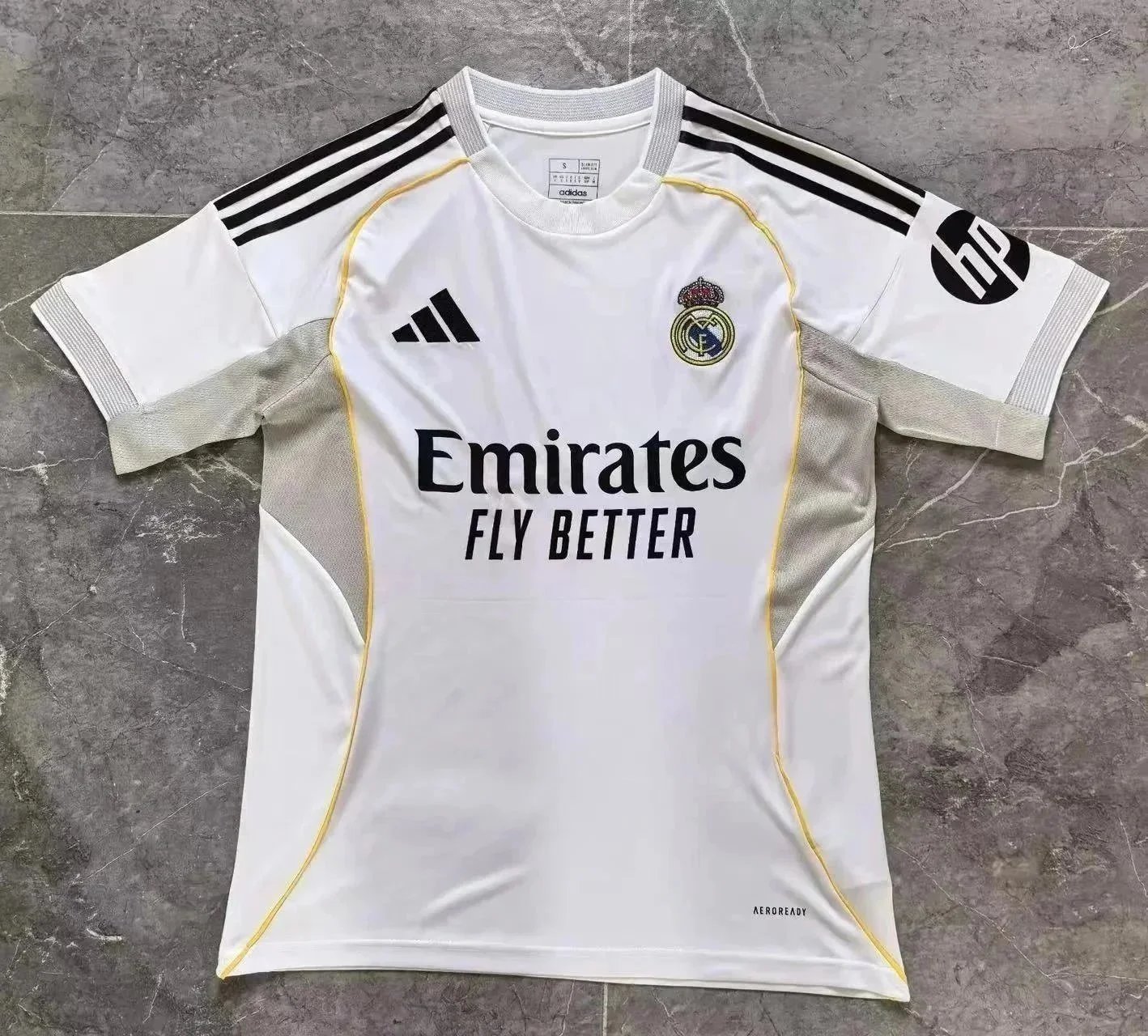 Camisa de futebol de manga curta com opções de jogadores e edições especiais