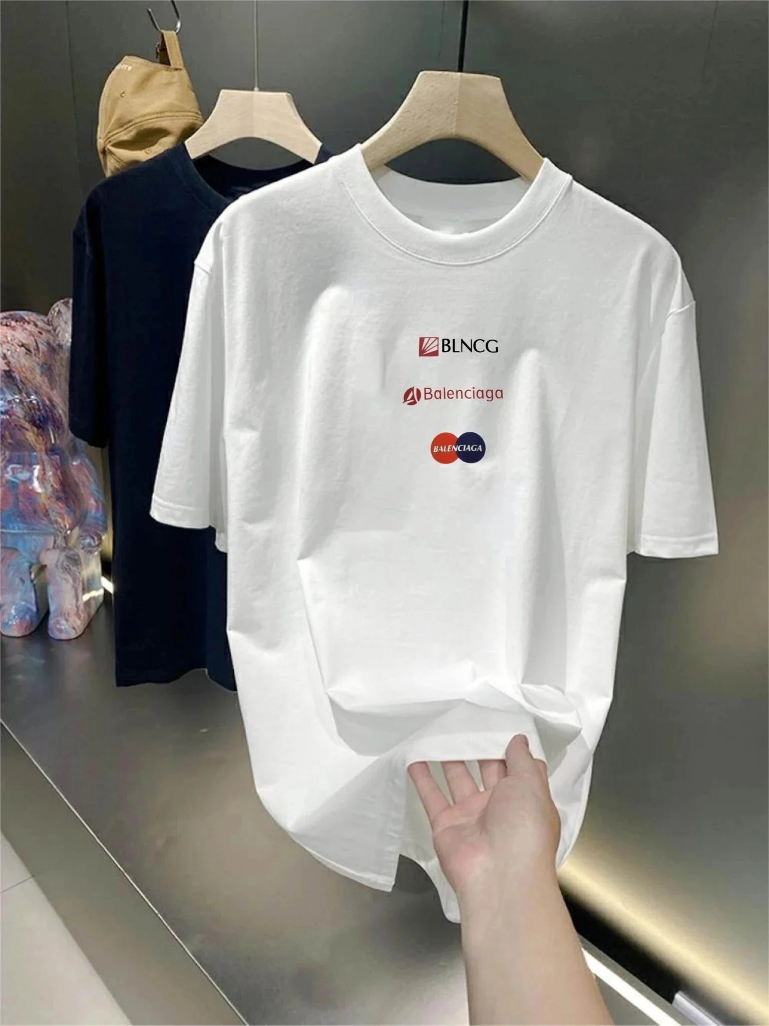 T-shirt grafiche e gilet con cappuccio e zip Balenciaga