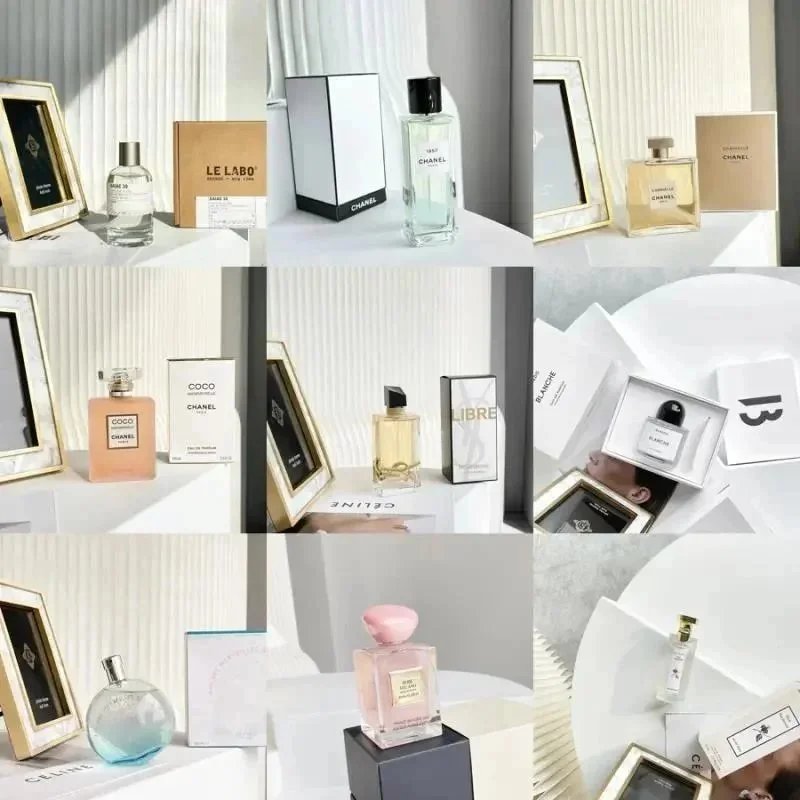 Flaconi di profumo con etichette e sagome diverse