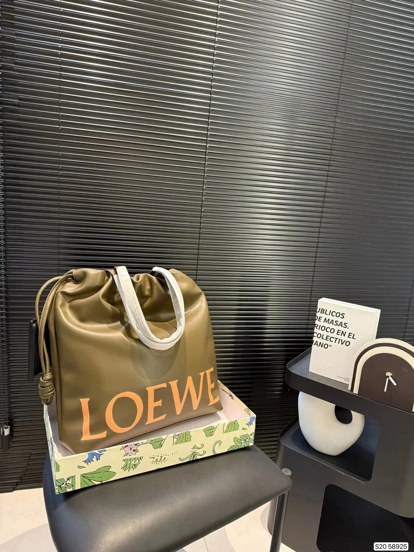 Loewe Handtaschen- und Umhängetaschen-Kollektion in diversen Stilen