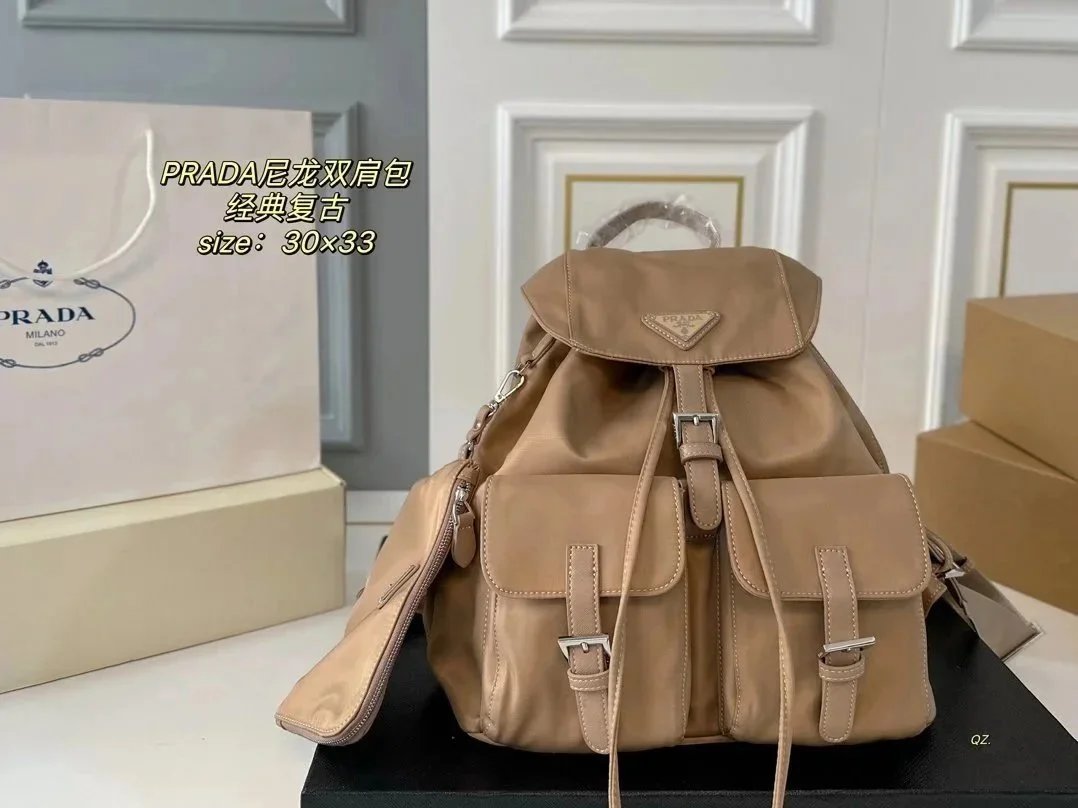 Zaini in tessuto Prada con placca triangolare e tasche multiple