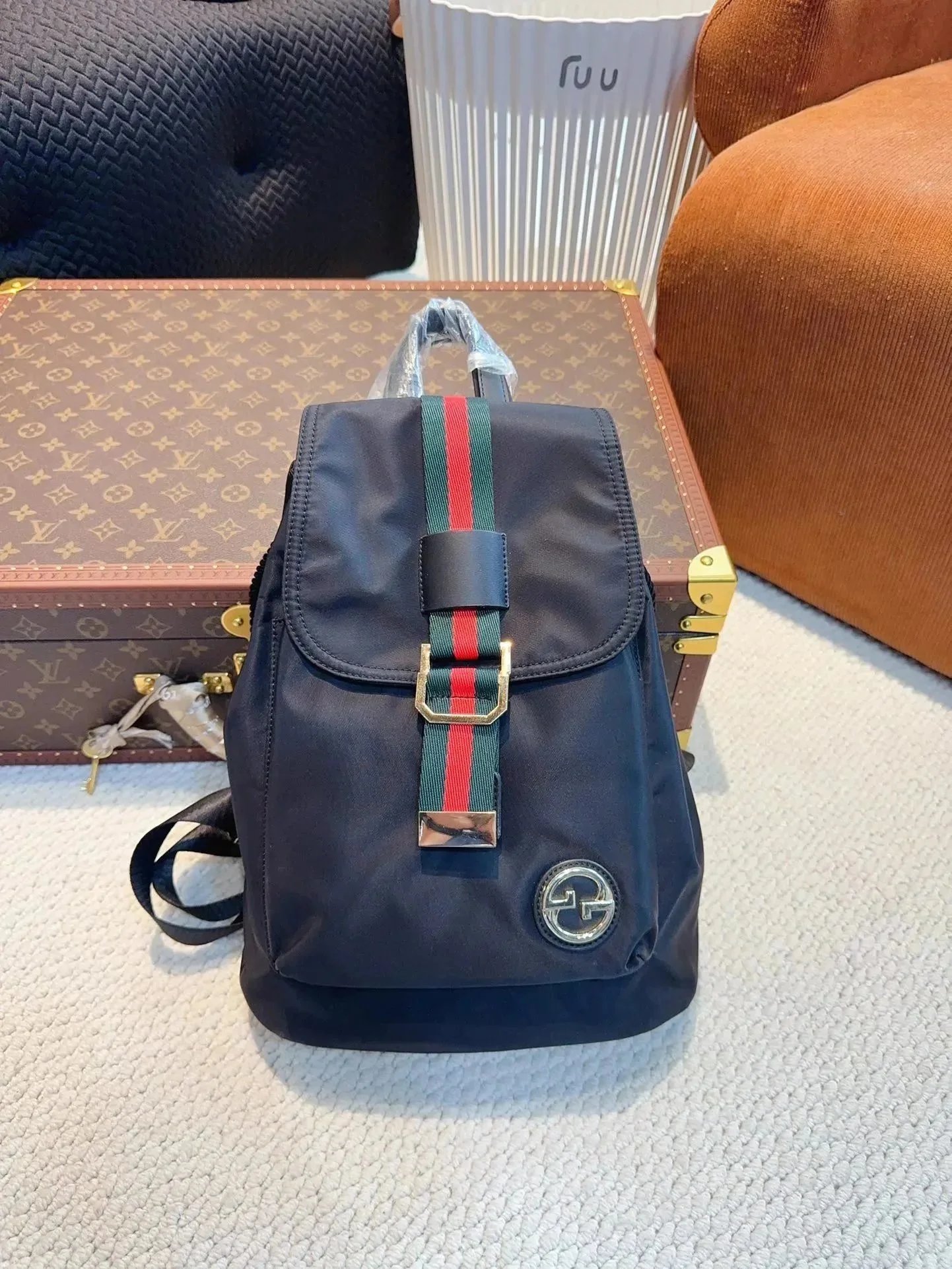 Mochila de diseño con motivos de monograma y cinta web