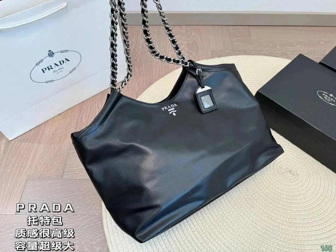 Prada Shopper und Schultertaschen mit Flechtoptik, Textil- und Glattoberfläche