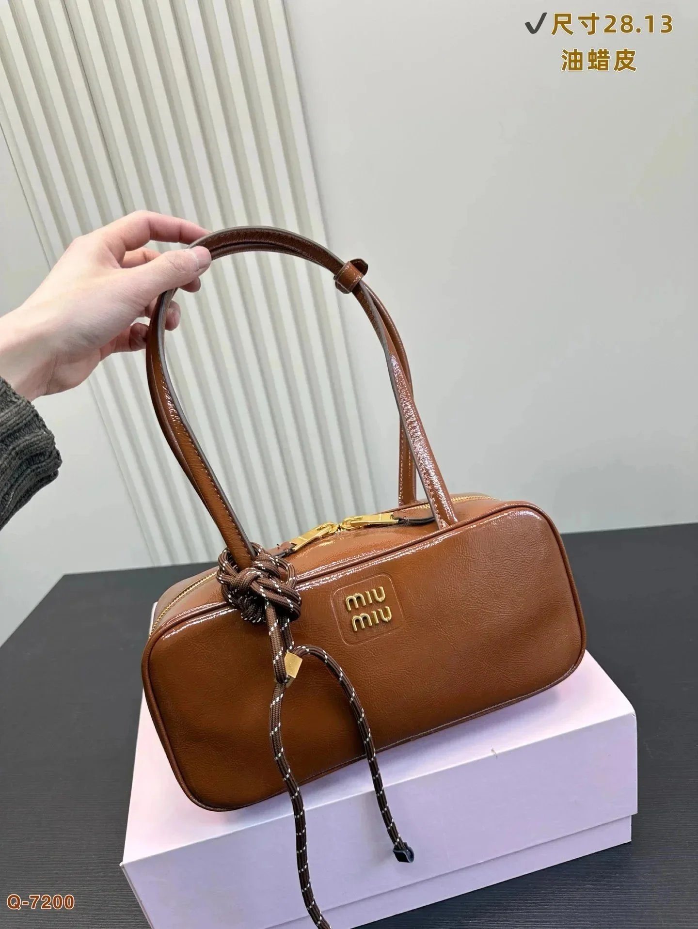 Miu Miu 系列手袋：横长腋下包、保龄球包与绗缝款式