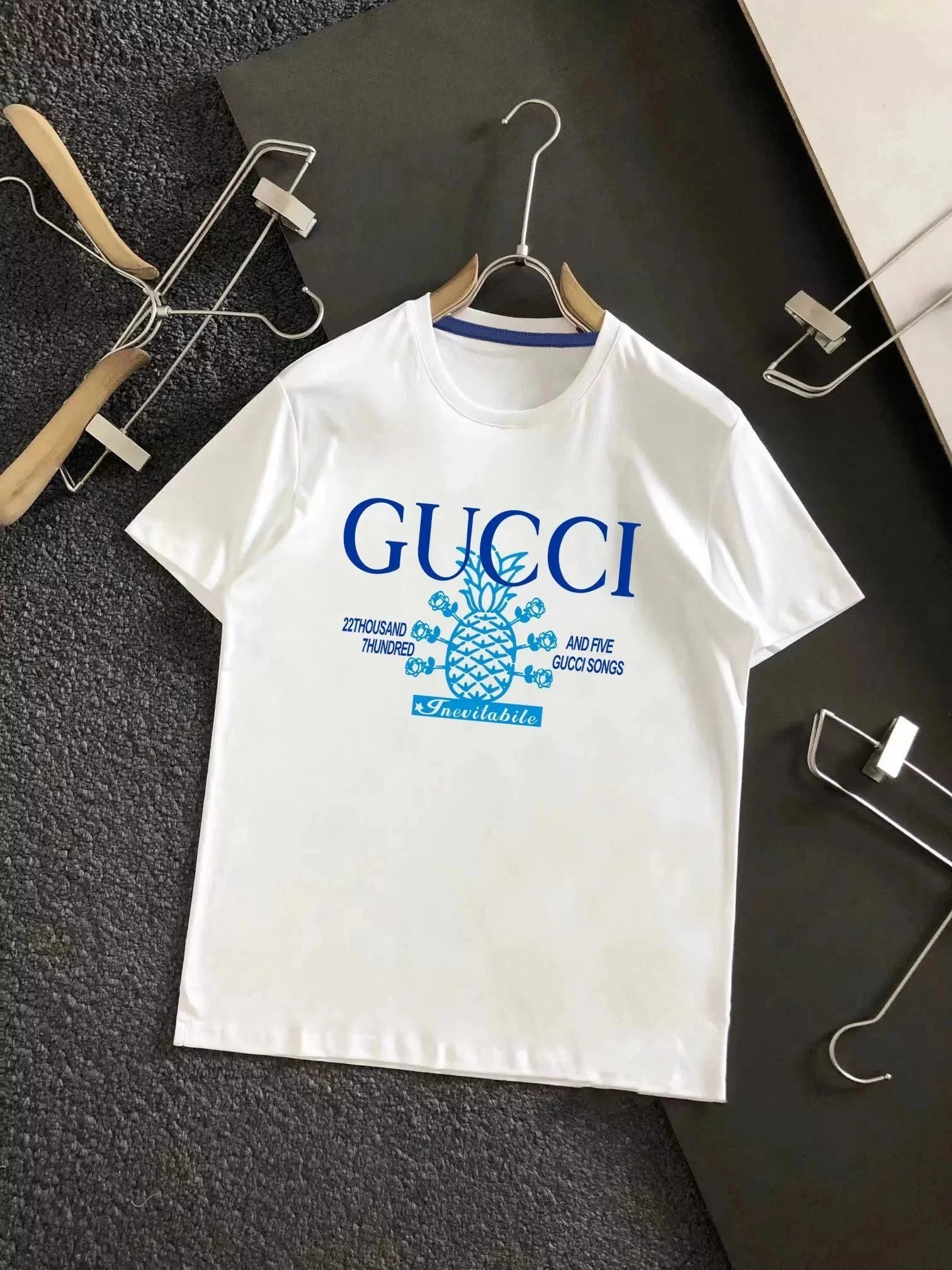 Tričko Gucci s krátkým rukávem, kulatým výstřihem a grafickým potiskem