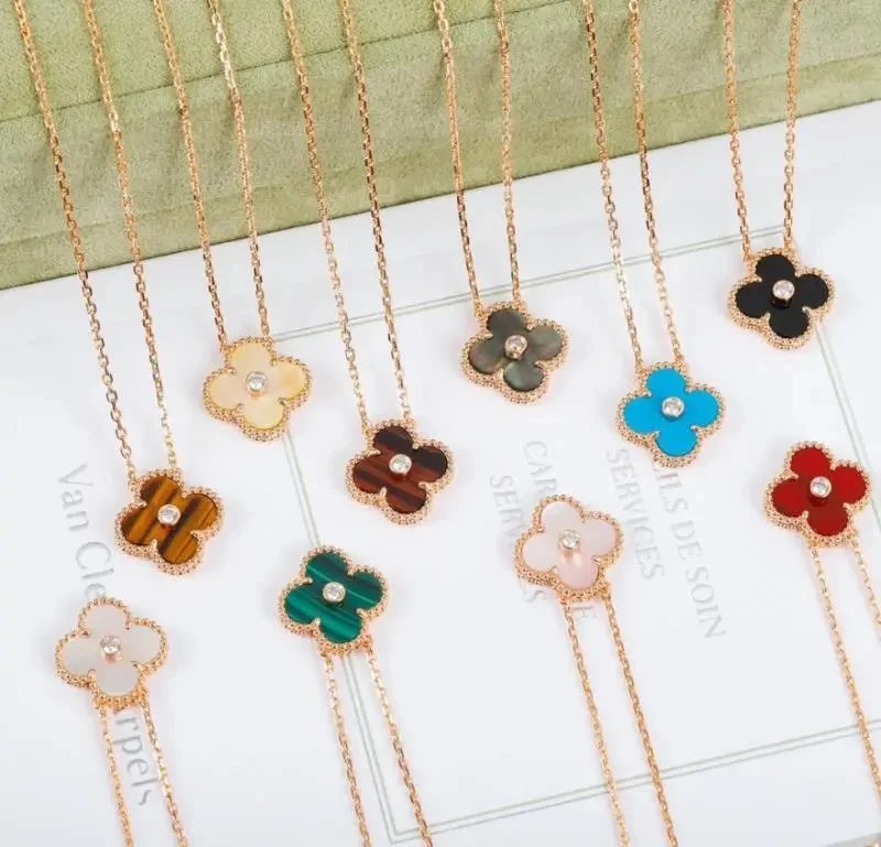 Collar con colgante de trébol y borde perlado