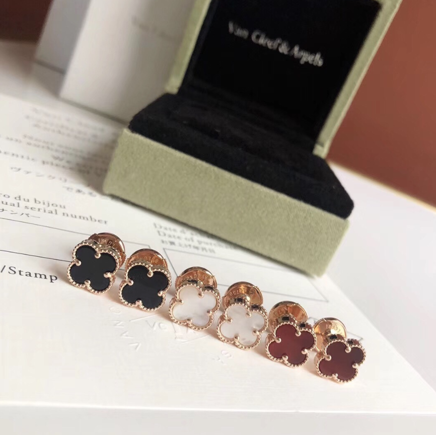 Pendientes de Botón Van Cleef & Arpels con Motivos Florales y de Trébol