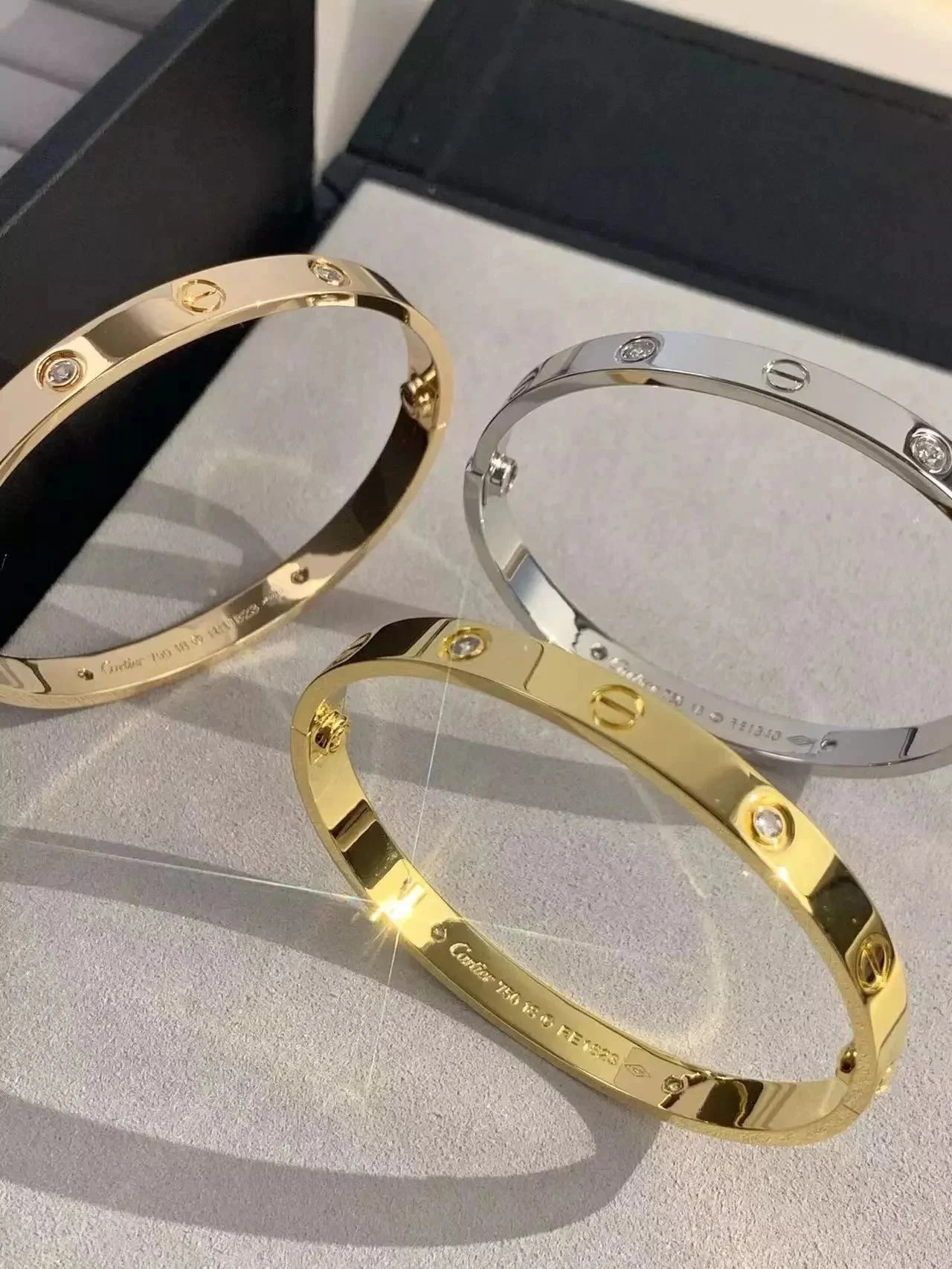 Cartier 螺丝饰纹椭圆硬质手镯配镶石