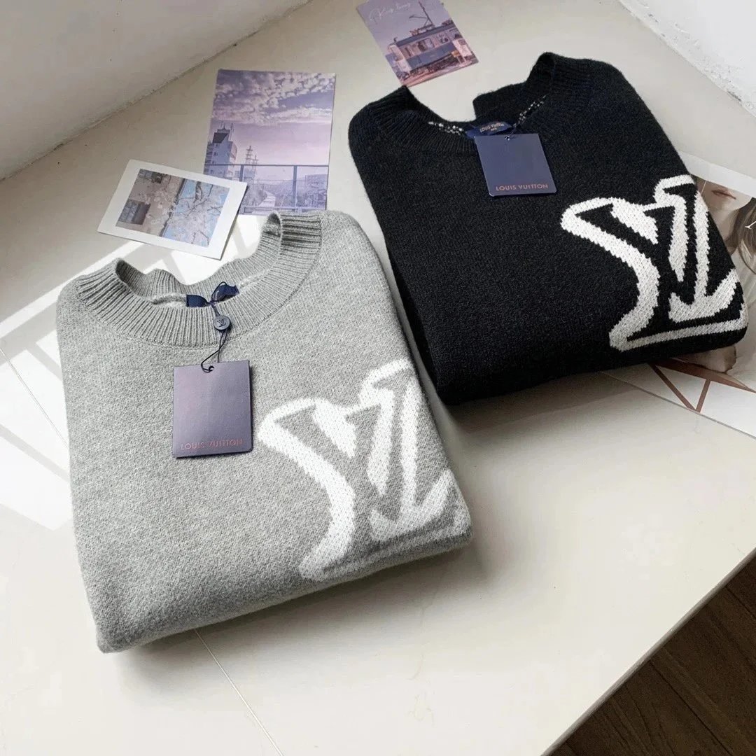 كنزة محبوكة بياقة مستديرة مع شعار LV من Louis Vuitton
