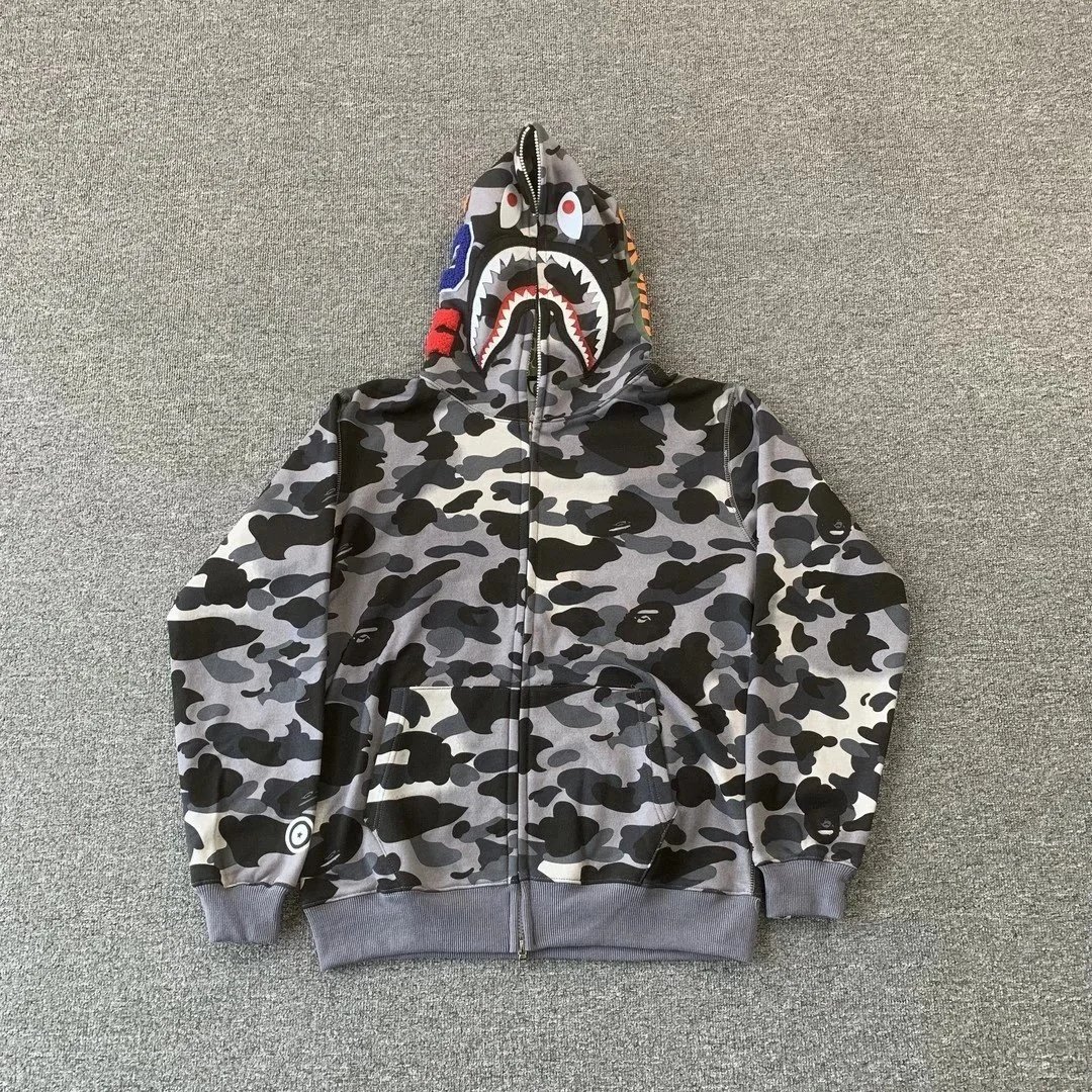 Mikina BAPE na celopropínací zip s maskáčovým vzorem a grafikou Shark