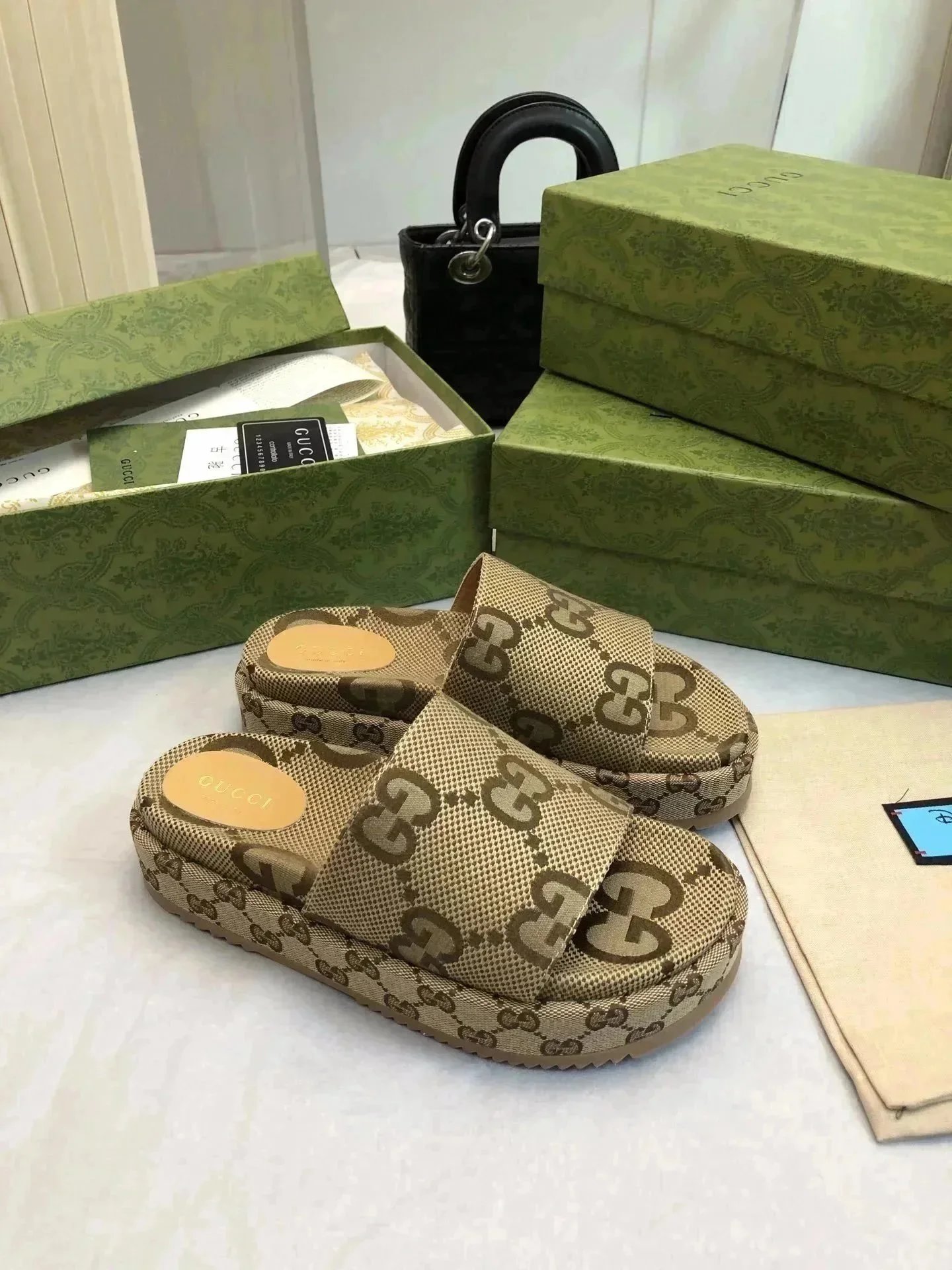Sandalias Gucci con motivos GG y rayas, modelos planos y de plataforma
