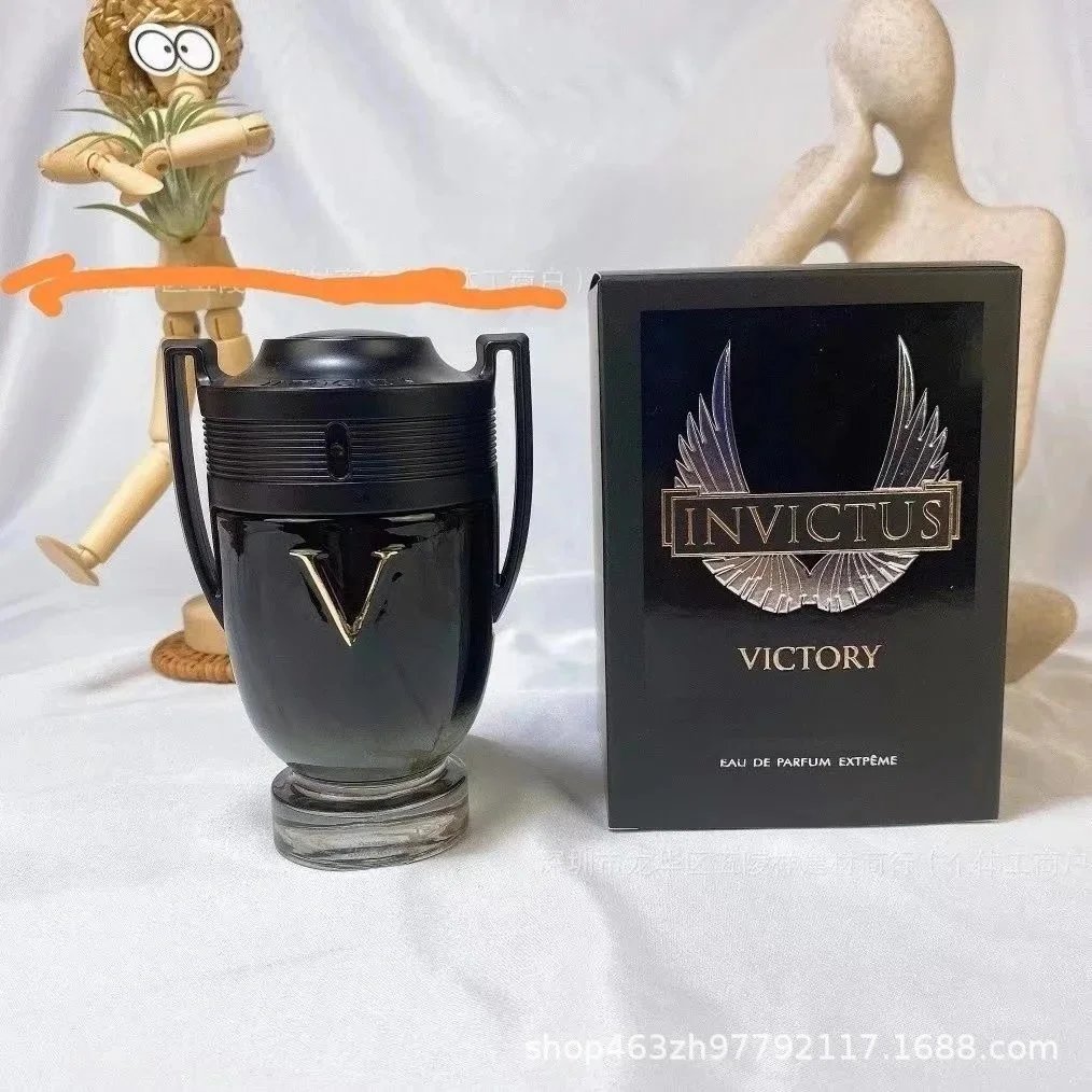Fragranza da uomo Invictus a forma di trofeo, cinque flaconi
