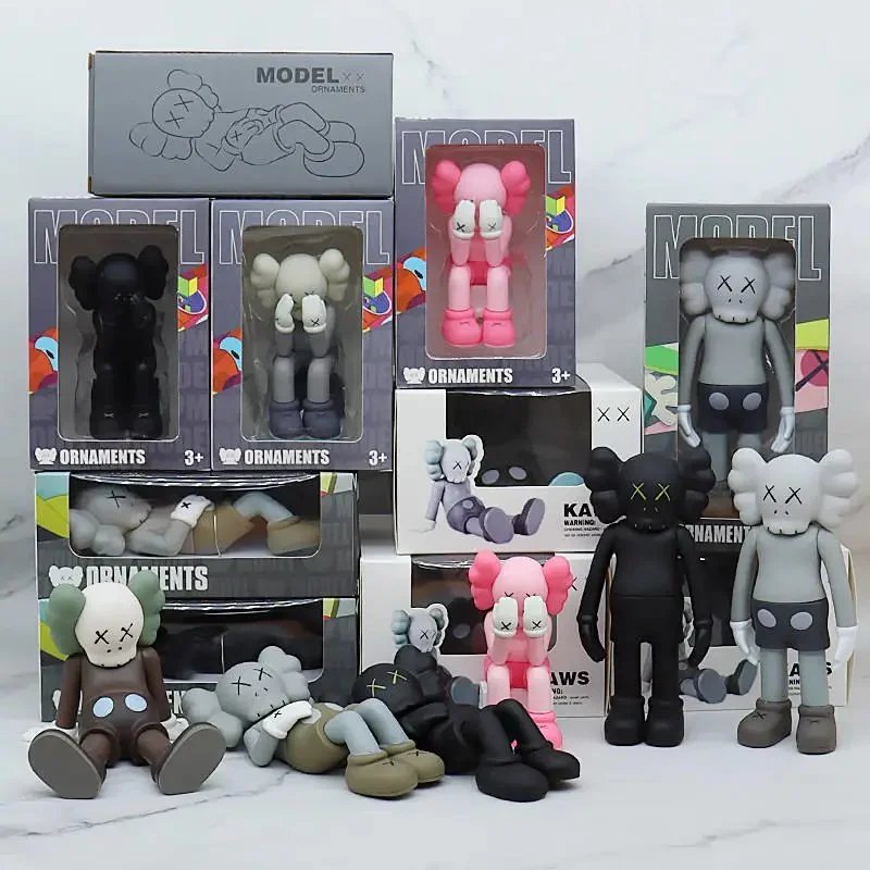 Figure KAWS Companion da esposizione in posa eretta, seduta e reclinata